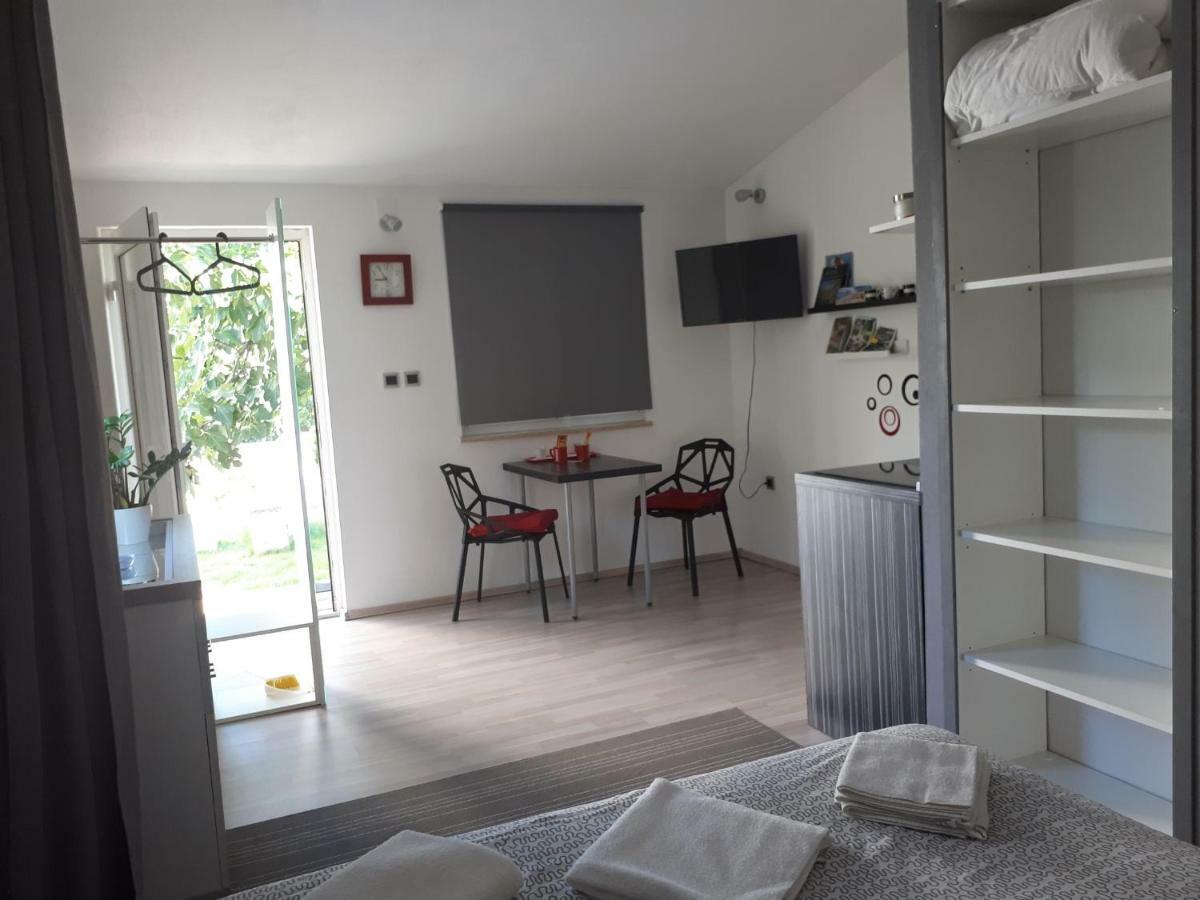 Studio Apartman Splash Pjescana Uvala Exterior photo